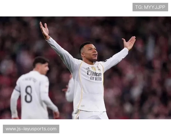 姆巴佩吸引包夹，队友获得空当